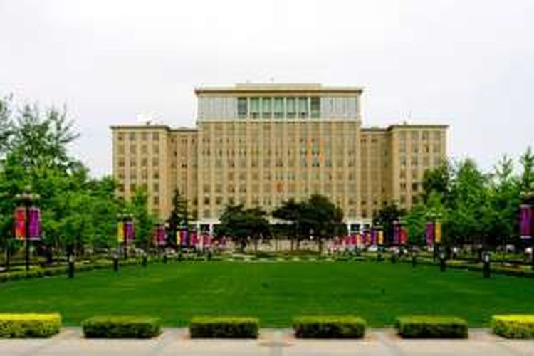Gedung utama kampus Universitas Tsinghua, China yang menjadi perguruan tinggi terbaik ke-18 di dunia.
