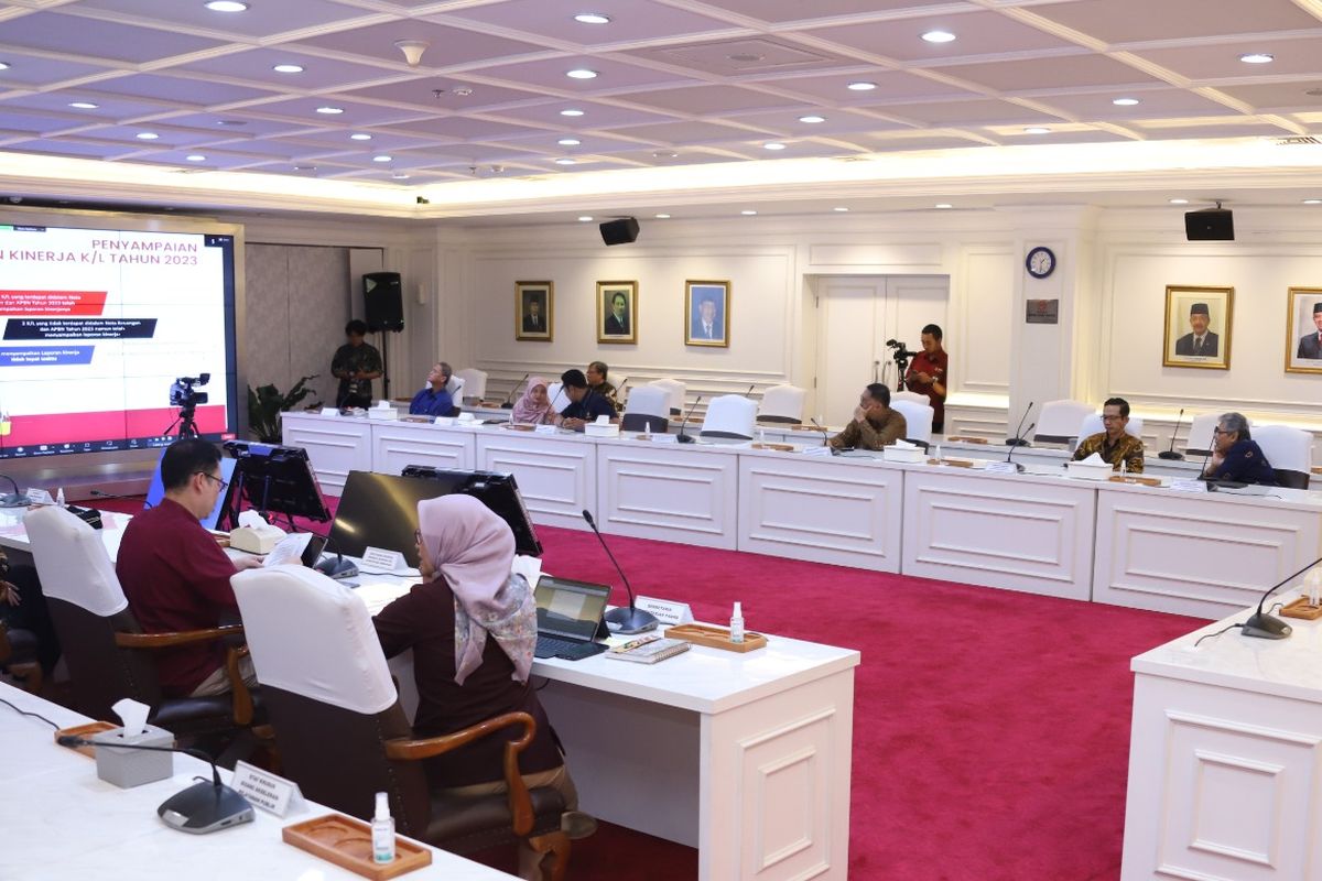 Menteri Pendayagunaan Aparatur Negara dan Reformasi Birokrasi (Menpan RB) Abdullah Azwar Anas menerima Hasil Reviu Laporan Kinerja Pemerintah Pusat (LKjPP) Tahun Anggaran 2023 dari Kepala Badan Pengawasan Keuangan dan Pembangunan (BPKP) M Yusuf Ateh, Rabu (27/3/2024). 
