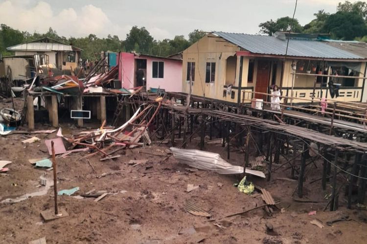 Sejumlah rumah yang rusak parah pasca bencana alam Puting Beliung yang terjadi di Pulau Kasu, Belakang Padang, Batam, Kepulauan Riau. Dari insiden ini sedikitnya 93 rumah dilaporkan rusak dan lima orang mengalami luka-luka.
