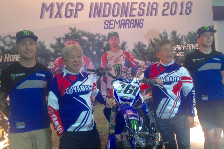 Foto bersama duo riders dari tim Monster Energy Yamaha Factory sebelum balapan di seri 13 MXGP Indonesia, Jumat (6/7/2018).