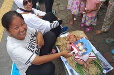 Bawa Bayi, Pendukung Prabowo-Sandi Nyambi Jualan Sosis di Lokasi Kampanye