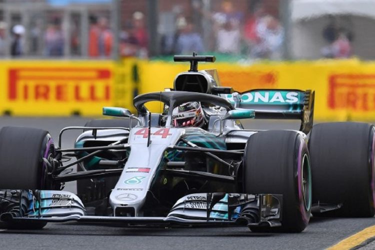 Pebalap Mercedes asal Inggris, Lewis Hamilton, mencatat waktu tercepat pada sesi kualifikasi GP Australia di Albert Park, Sabtu (24/3/2018). 