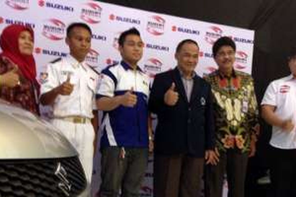 Davy Tuilan (kanan) bersama penerima sumbangan CSR Pendidikan Suzuki di Malang, Jatim, Kamis (31/3/2016).