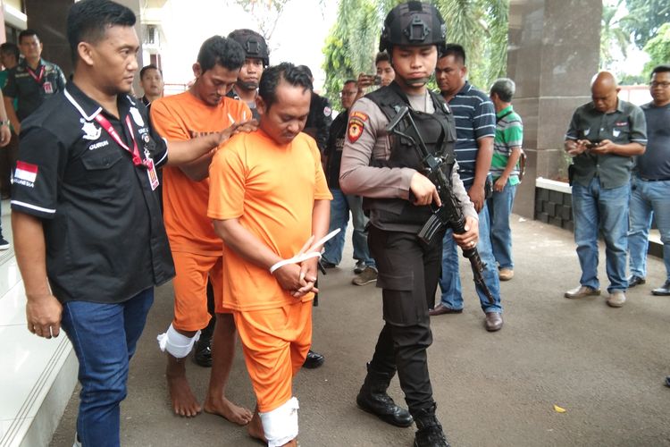 H (33) dan RH (33), pelaku curanmor di Karawang digiring usai ekspose pengungkapan kasus curanmor di Mapolres Karawang, Selasa (12/3/2109). Personel  Sat Reskrim Polres Karawang terpaksa melumpuhkan keduanya dengan tembakan di bagian kaki kanan, lantaran berusaha melawan saat dibekuk.