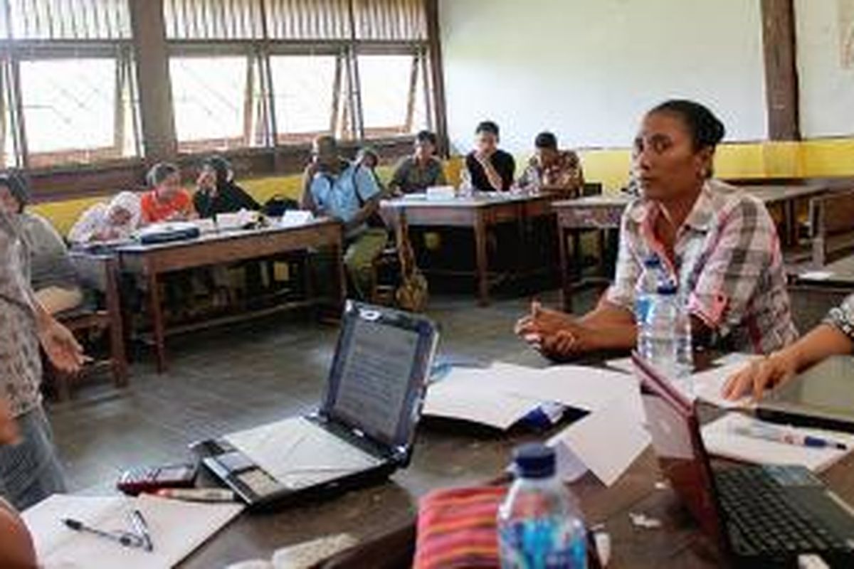 Guru di Kampung Tanah Merah Baru, Kabupaten Teluk Bintuni, Provinsi Papua Barat, telah mendapatkan pelatihan untuk meningkatkan kualitas guru pada akhir tahun 2014. Dalam program itu, mereka berbagi pengalaman dengan guru lain untuk mempercepat peningkatan mutu pendidikan di daerah terpencil. Para guru meningkatkan diri demi memperbaiki layanan pembelajaran untuk siswa.