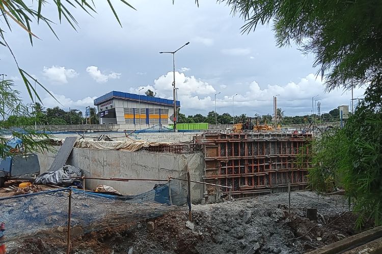 Proyek peninggian jalan Tol BSD KM 08 guna meminimalisir terjadinya genangan air imbas hujan deras. Foto diambil Kompas.com di lokasi saat pantauan pada Kamis (10/11/2022).