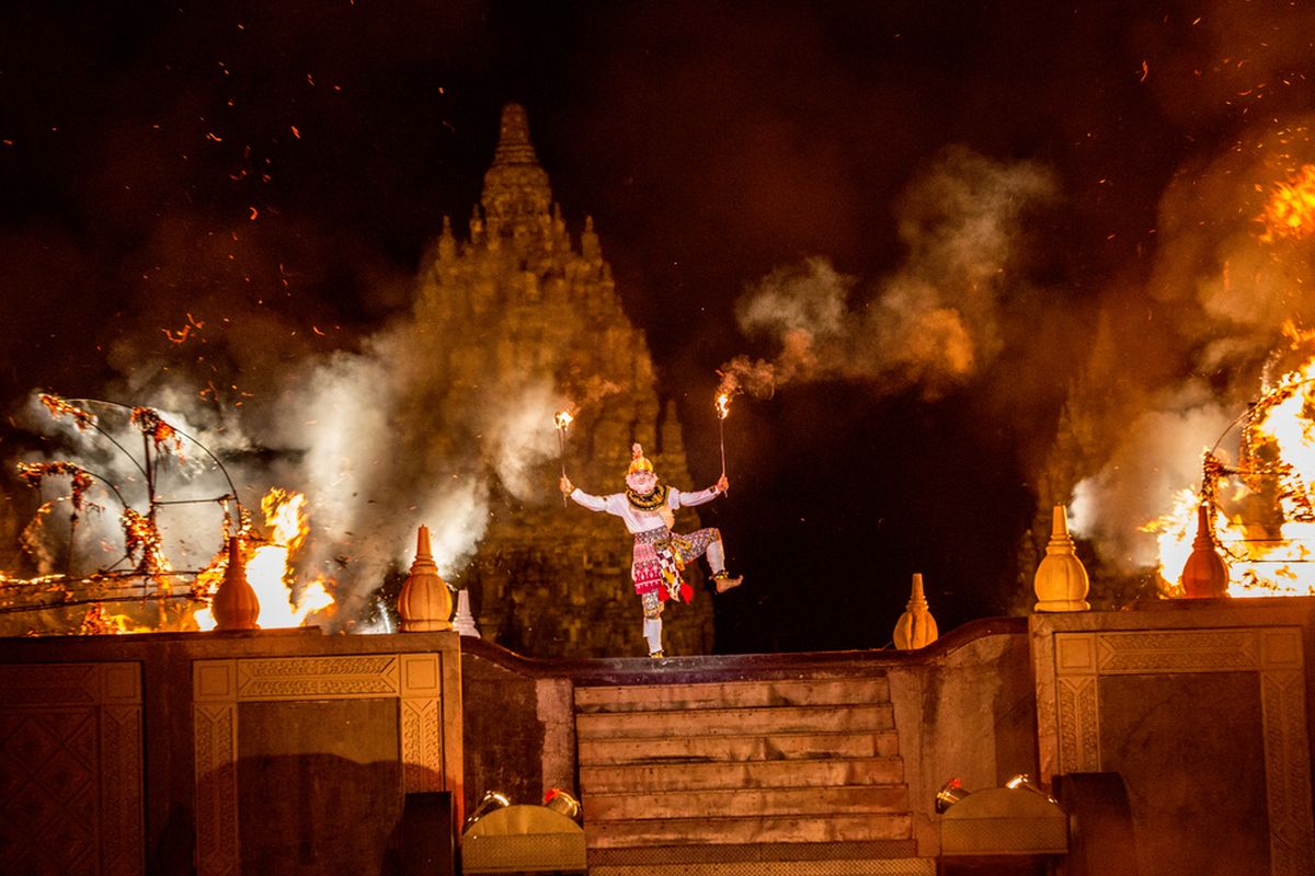 Sosok Anoman dalam Sendratari Ramayana yang dilaksanakan di Candi Prambanan.