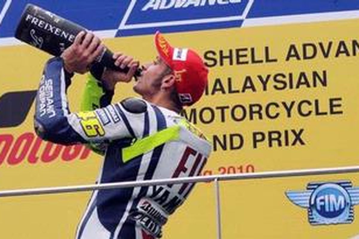 Valentino Rossi merayakan kesuksesannya menjuarai GP Malaysia, Minggu (10/10/10).