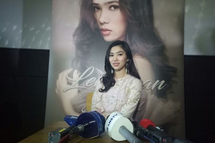 Isyana Sarasvati saat diwawancarai pada jumpa pers peluncuran video klip Lembaran Buku di CGV Blitz , Grand Indonesia, Jakarta Pusat, Jumat (12/1/2018).