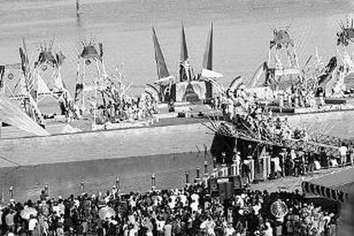 Pertunjukan teater laut menjadi acara puncak rangkaian Festival Teluk Jailolo 2010 di Jailolo, Halmahera Barat, Maluku Utara, Sabtu (29/5/2010). Pertunjukan dengan tema Senja Merah Gunung Samudera merupakan bagian dari upaya mempromosikan pariwisata di Jailolo.