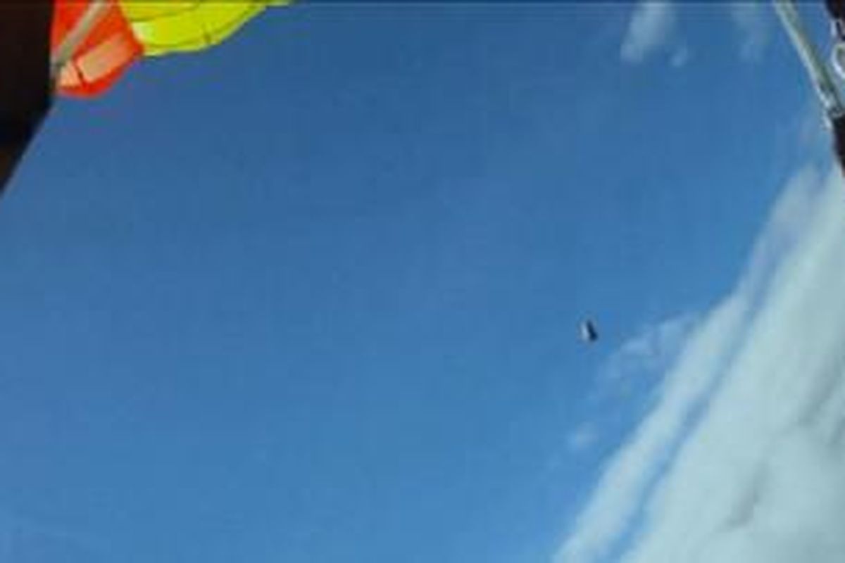 Video rekaman proses terjun Anders Helstrup, seorang skydiver asal Norwegia, mengungkap bahwa ia hampir disambar asteroid saat terjun.