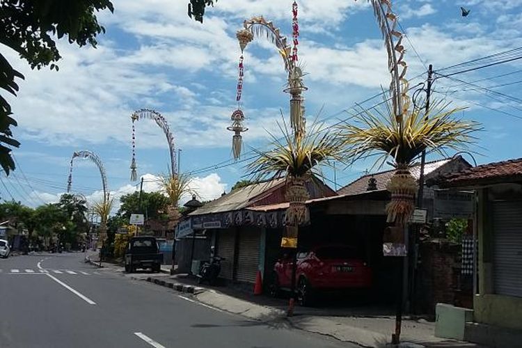 Penjor berjajar rapi di setiap rumah di Kota Denpasar. 