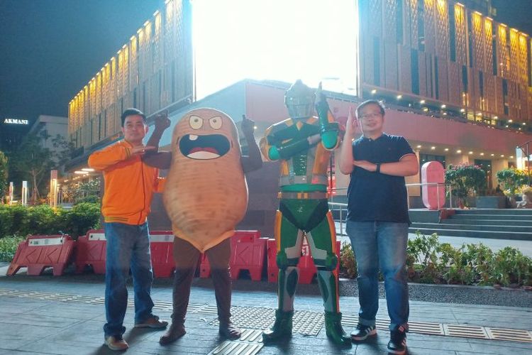 Head of Marketing Snack Food IFM Harry Susanto Wibowo (kiri) dan Potato Chips Category Brand Manager IFM Erwin Susanto (kanan) berfoto bersama Lite Man dan monster kentang. 