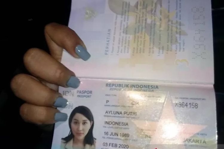 Paspor baru Lucinta Luna yang ditunjukkan manajernya Joana di Jakarta, Rabu (12/2/2020) 
