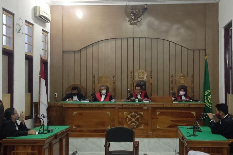 Suasana sidang yang dilakukan secara virtual di Pengadilan Negeri Medan bagi tiga pemuda yang didakwa karena membunuh pemilik kos, Rabu (13/10/2021). Para terdakwa kini bebas dari hukuman penjara seumur hidup.