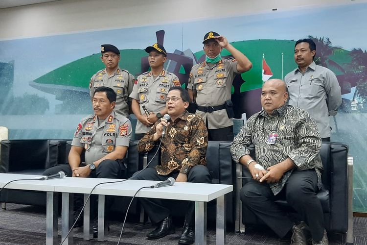 Konferensi pers Sekjen DPR Indra Iskandar bersama Kapolda Metro Jaya Irjen Nana Sudjana di Kompleks Parlemen, Senayan, Jakarta, Senin (24/2/2020).