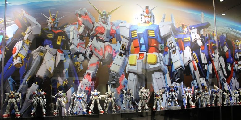 Jajaran Gundam dari masa ke masa di pintu masuk