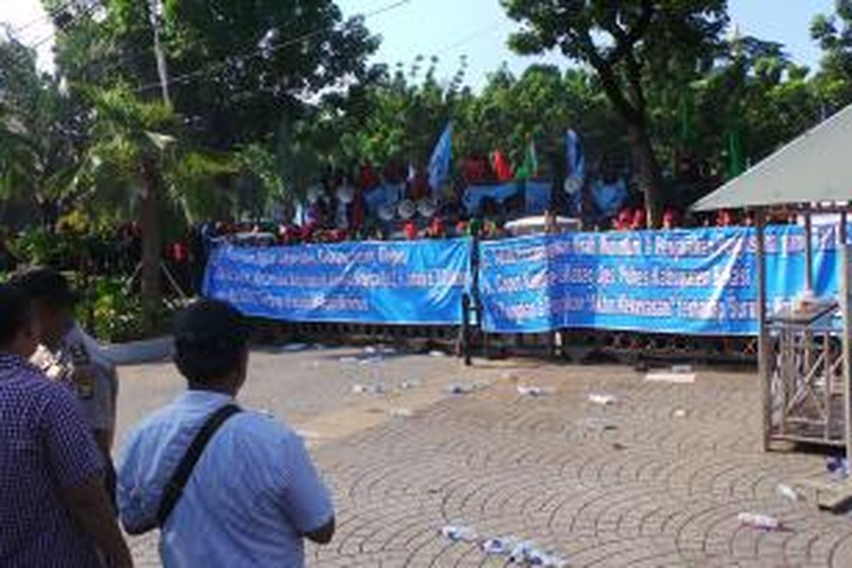 Ribuan buruh melakukan aksi unjuk rasa di depan Balaikota Jakarta, Kamis (28/11/2013). Mereka meminta agar Gubernur DKI Jakarta Joko Widodo atau Wakil Gubernur Basuki T Purnama untuk memenuhi tuntutan upah yang mereka sampaikan.