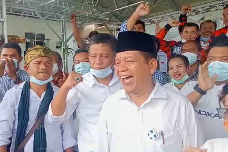 Radiapoh Hasiholan Sinaga (peci hitam) didampingi Timses di kediamannya Jalan  Surung Dayung, Nagori Pamatang Simalungun, Kecamatan Siantar, Rabu (9/12/2020).