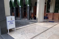 Seorang Pria Terekam CCTV Curi Uang Kotak Amal Masjid di Bekasi
