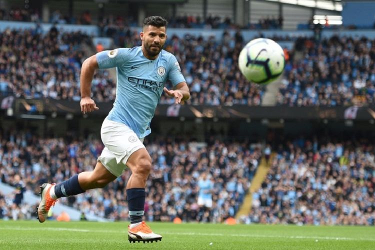 Sergio Aguero mencoba mengejar bola pada laga Manchester City vs Fulham di Stadion Etihad, 15 September 2018. 