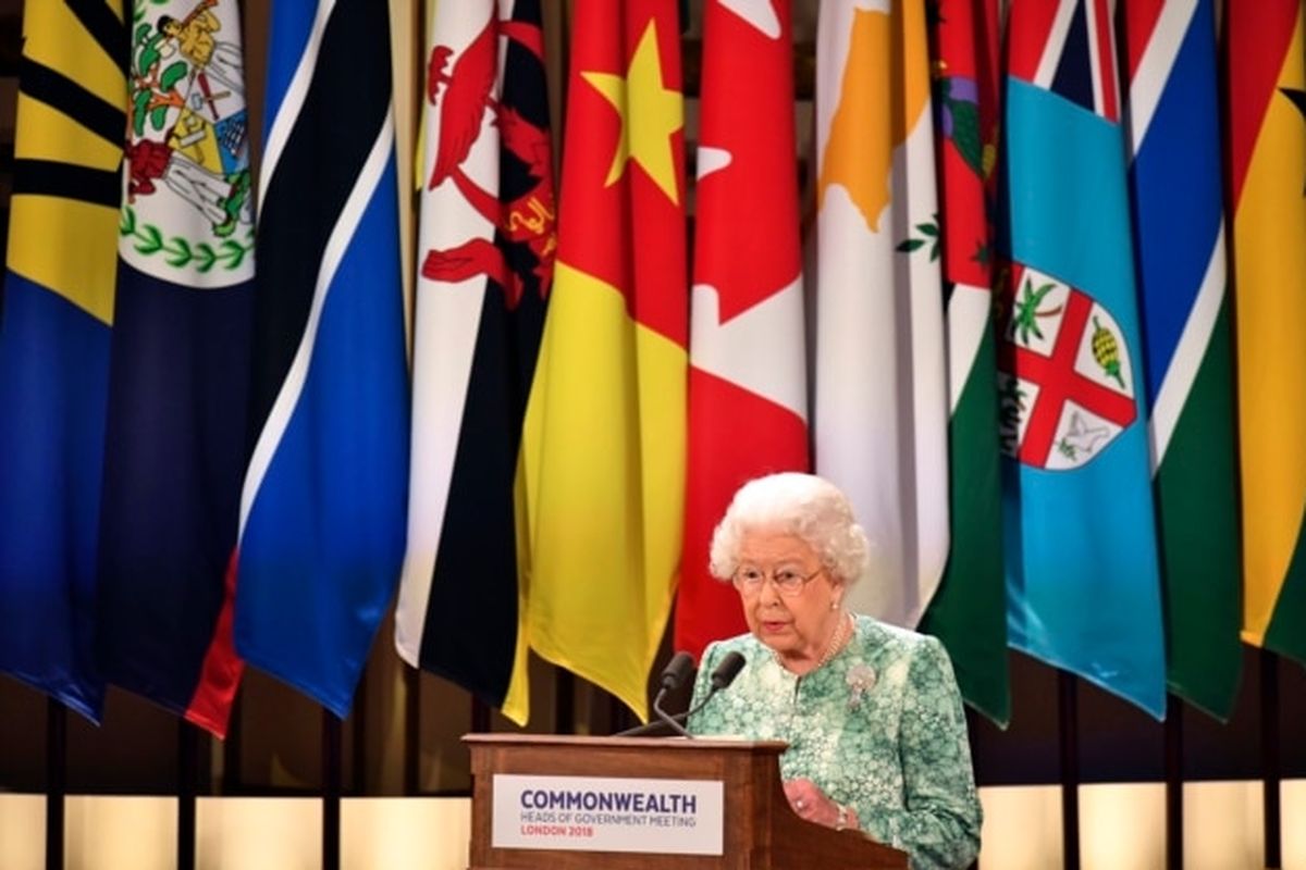 Ratu Inggris Elizabeth II berbicara saat pembukaan resmi Pertemuan Kepala Pemerintahan Persemakmuran di aula Istana Buckingham di London, 19 April 2018.