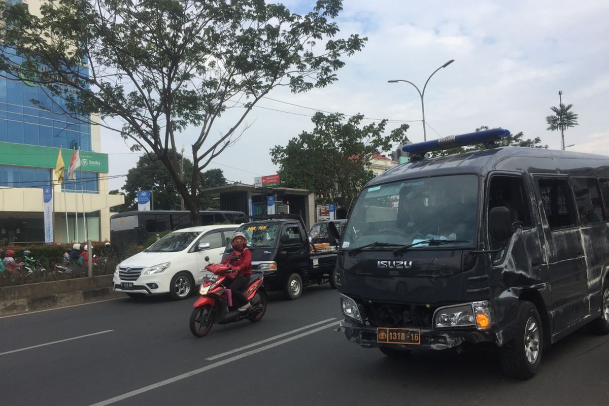 Mini bus milik Densus 88 terguling di Jalan Margonda, Rabu (19/9/2018).