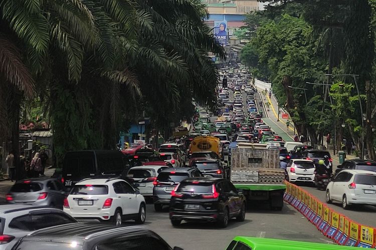 Kepadatan arus lalu lintas terjadi di Simpang Tugu Kujang menuju Jembatan Otto Iskandar Dinata (Otista), Kota Bogor, Jawa Barat, Senin (25/12/2023).