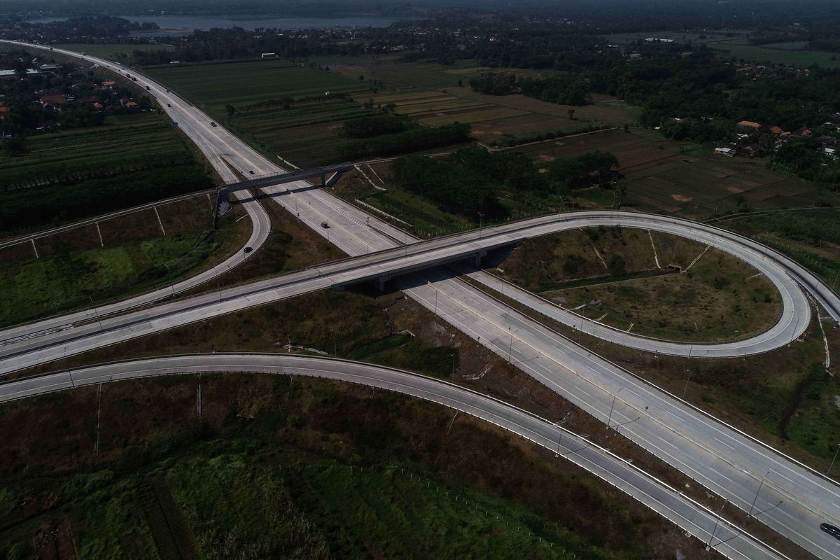 Foto udara Jalan Tol Pasuruan-Probolinggo dibangun oleh PT Waskita Toll Road di Jawa Timur, Minggu (26/5/2019).