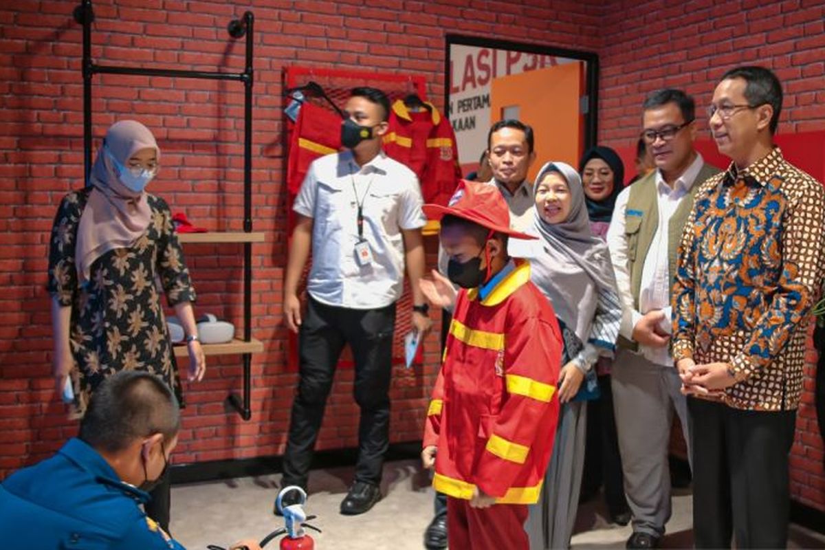Penjabat Gubernur DKI Heru Budi Hartono (kanan) menyaksikan simulasi peserta cilik menangani kebakaran di Ruang Komunikasi, Informasi dan Edukasi (KIE) Kebencanaan Dinas Gulkarmat DKI Jakarta, Kamis (29/12/2022) 