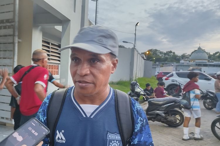 Alexander Saununu usai pertandingan Liga 4 Jatim, Persewangi vs Persebo Muda Bondowoso di Stadion Diponegoro Banyuwangi, Jumat (10/1/2025).