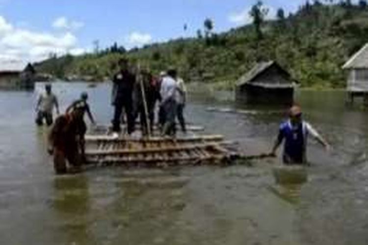 Banjir setinggi satu meter lebih yang merendan sejumlah wilayah di Mamuju utara suylawesi barat menyebakan aktifitas warga lumpuh total.