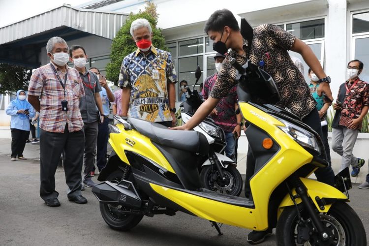 Gubernur Jawa Tengah Ganjar Pranowo jajal motor listrik Evo buatan Polytron