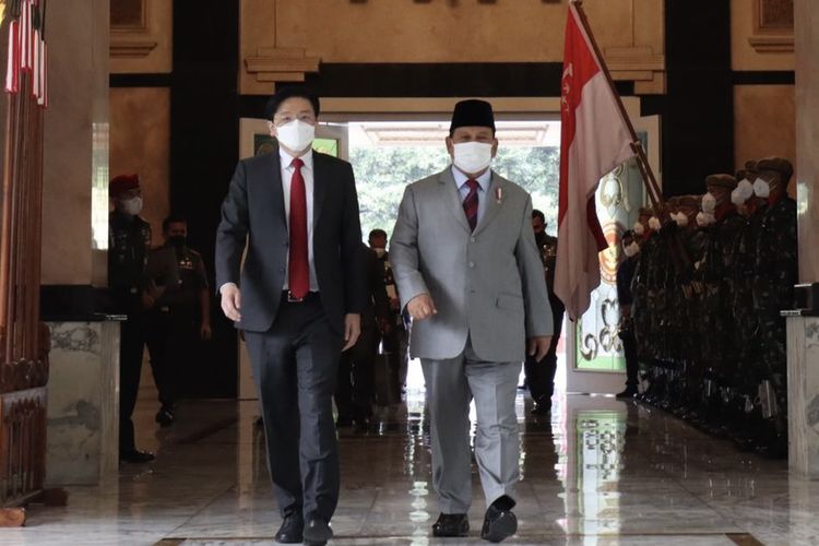 Menteri Pertahanan (Menhan) Prabowo Subianto menerima kunjungan Menteri Keuangan Singapura Lawrence Wong di Kantor Kementerian Pertahanan (Kemenhan), Jakarta, Selasa (17/5/2022).