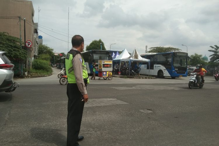 Kondisi Halte Puribeta 2 setelah terjadi kecelakaan Bus Transjakarta menabrak tembok beton di Jalan HOS Cokroaminoto, Larangan, Tangerang, Senin (6/12/2021)