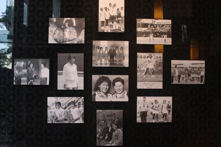 Memorabilia para atlet legendaris tenis Indonesia yang dipamerkan di Main Lobby Hotel Indonesia Kempinski, Jakarta dalam acara Remarkable Sports dan Heritage Photo Exhibition 