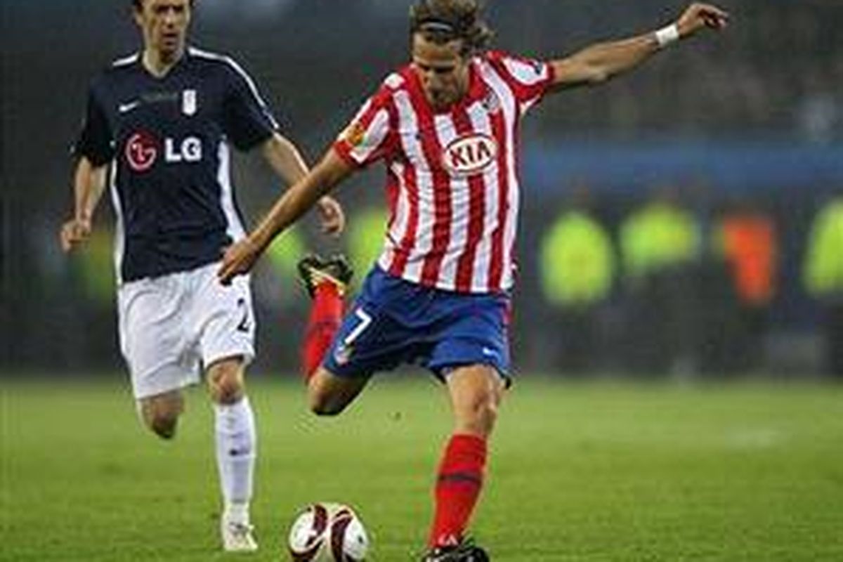 Gelandang Fulham, Simon Davies, dan penyerang Atletico Madrid, Diego Forlan, pada final Liga Europa, Rabu (12/5/2010).