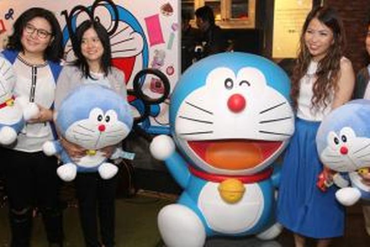 Dari kiri ke kanan: Yuka Tan (Ambassador Doraemon Expo); Sofie Mercyana (Direktur Ancol Beach City Mall); Helena Irma (Marketing & License Manager Animation International Indonesia); Lynard Longcop (Country Manager Animation International Indonesia) dalam jumpa pers 100 Doraemon Secret Gadget Expo di Jakarta, Selasa (4/11/2014).