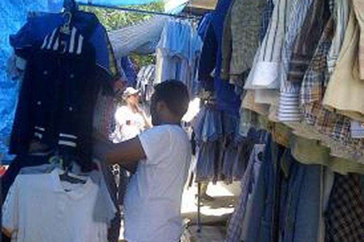Aktivitas penjualan pakaian bekas di Pasar Gembong Surabaya. 