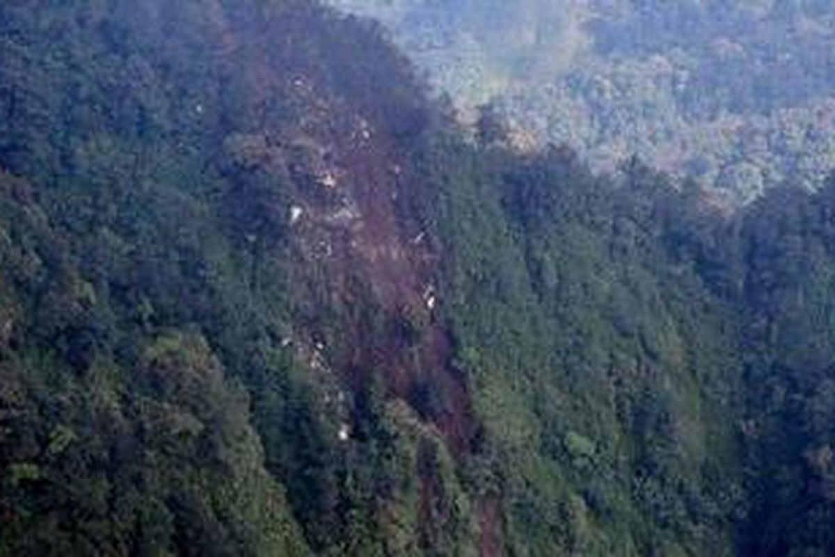 Lokasi jatuhnya pesawat Sukhoi Superjet 100 di Gunung Salak, Jawa Barat. Dalam foto tampak serpihan pesawat buatan Rusia  yang hilang pada Rabu (9/5/2012). 