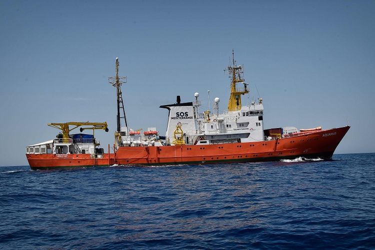 Dalam foto yang dirilis pada 6 Mei 2018 ini terlihat Aquarius, sebuah kapal SAR yang dioperasikan bersama oleh organisasi SOS Mediterranee dan Doctors without borders (MSF). Dalam foto ini Aquarius berada sekitar 50 kilometer dari pesisir Libya. 
