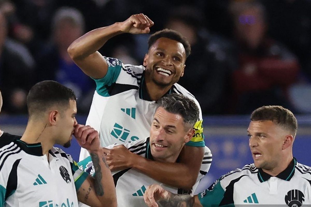 Jacob Murphy (tengah) merayakan gol bersama Fabian Schaer dalam pertandingan Liga Inggris antara Leicester City vs Newcastle United di Stadion King Power di Leicester, Inggris tengah pada 7 April 2025. (Photo by Darren Staples / AFP)