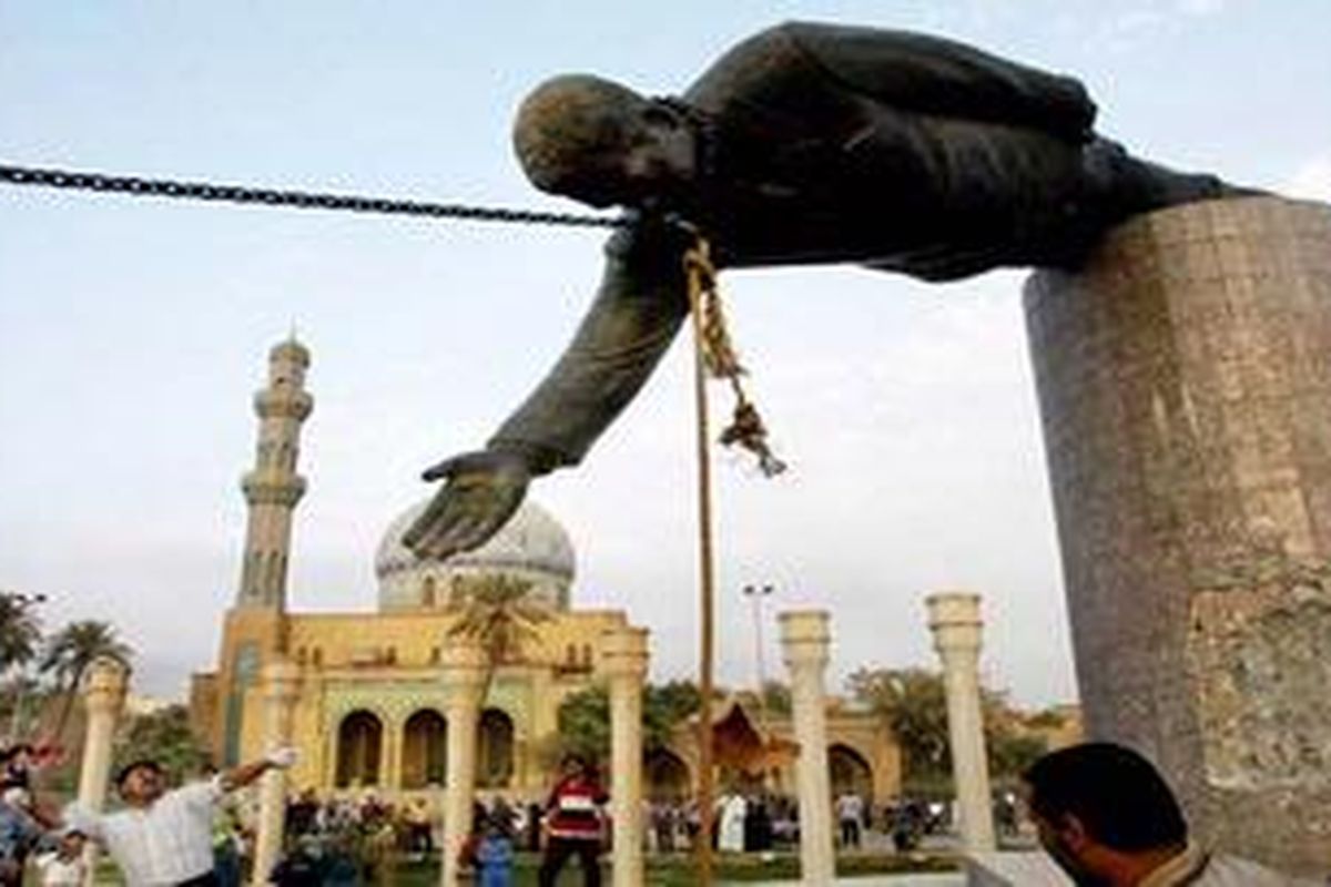 Momen saat patung Sadam Husein ditumbangkan oleh tentara Amerika Serikat.