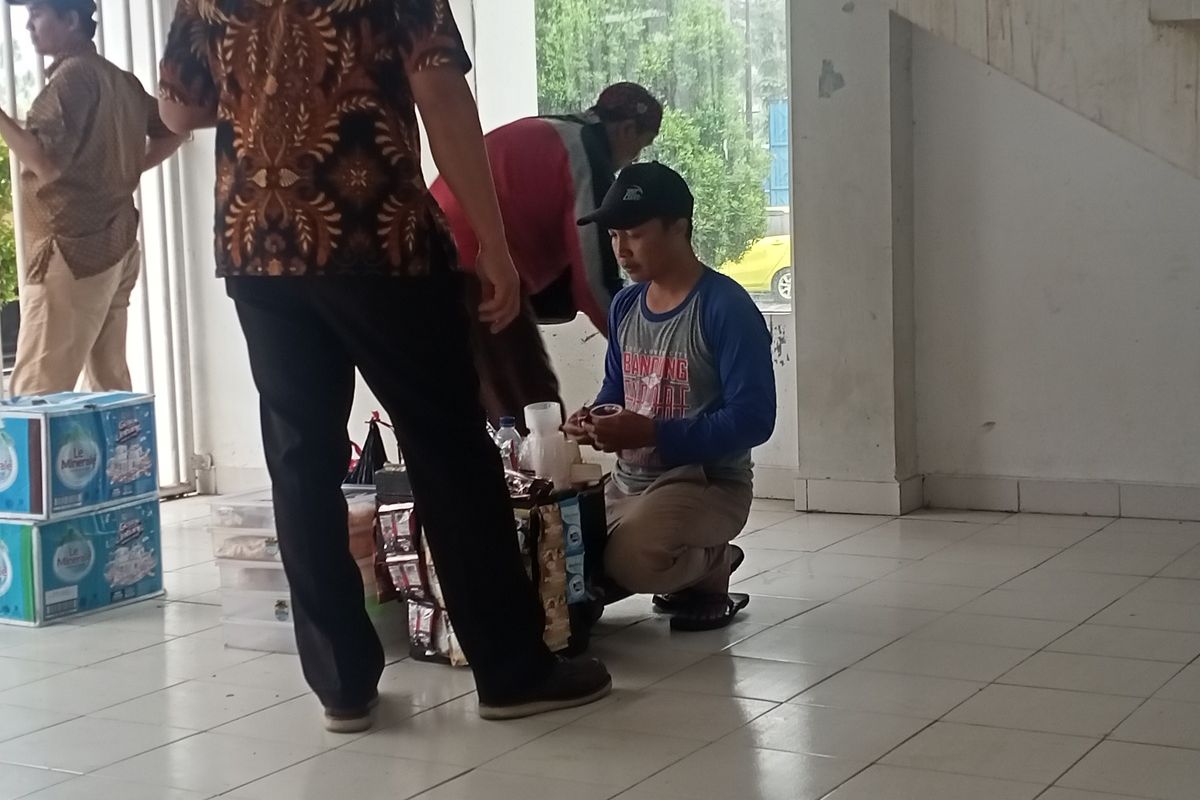 Cahya Nur Budiman seorang pedagang asongan di Stadion Si Jalak Harupat mengaku kebingungan dengan kenaikan harga BBM yang baru-baru ini dinaikan pemerintah pusat, tak hanya itu ia juga sudah tak berharap pada Bantuan Langsung Tunai (BLT) yang dicanangkan pemerintah