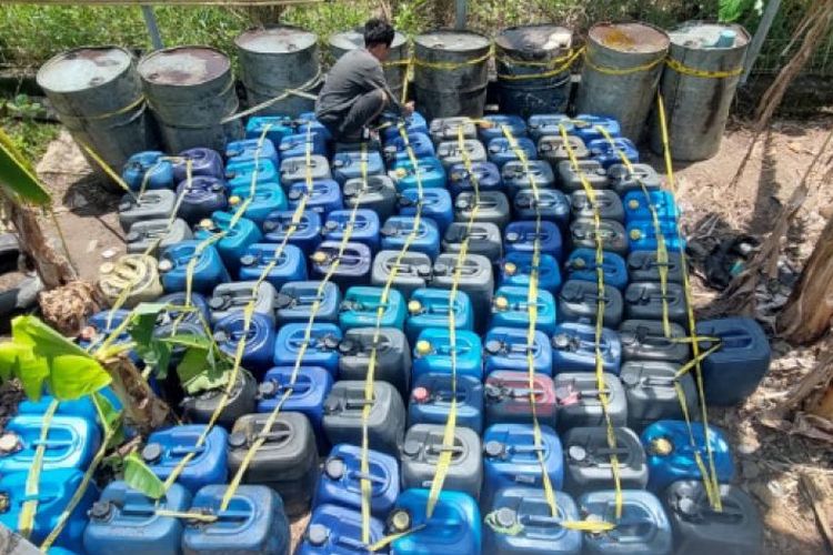 Personel Polda Sulbar memasang garis polisi pada barang bukti 6,2 ton solar bersubsidi yang disita Subdit Tipiter Ditreskrimsus Polda Sulbar. 