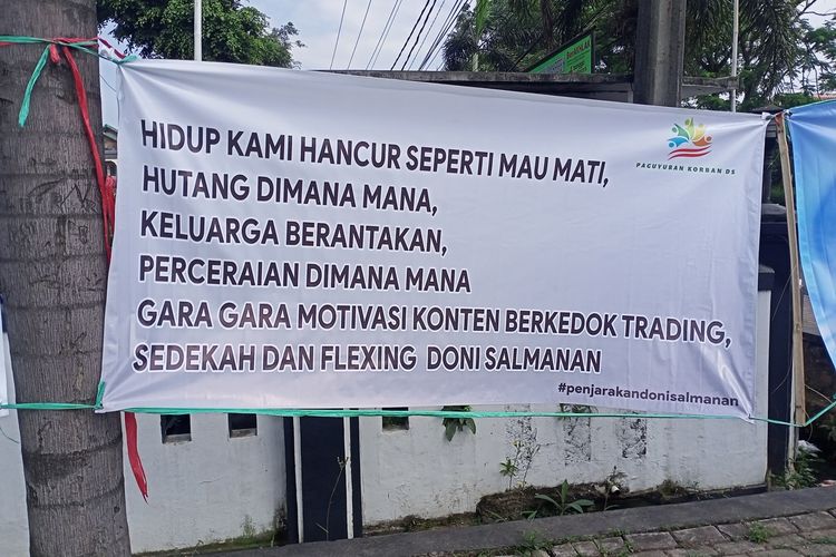 Sejumlah Korban Doni Salmanan menghadiri sidang perdana di PN Bale Bandung, pada Kamis (4/8/2022). Tak hanya itu, banner bertuliskan tuntutan kepada Doni Salmanan terpasang di PN Bale Bandung.