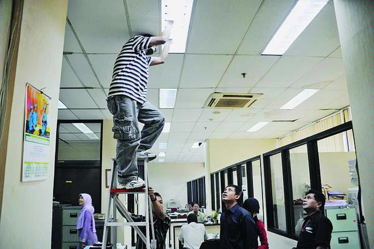 Penghematan energi mulai dilakukan Kementerian Negara Urusan Koperasi dan Usaha Kecil Menengah dengan mengurangi penggunaan lampu penerang di Gedung Kemennegkop dan UKM di Jakarta, Jumat (23/5). Dalam tiga bulan ke depan, Menneg Koperasi dan UKM Suryadharma Ali menargetkan tagihan listrik turun 30-50 persen.  