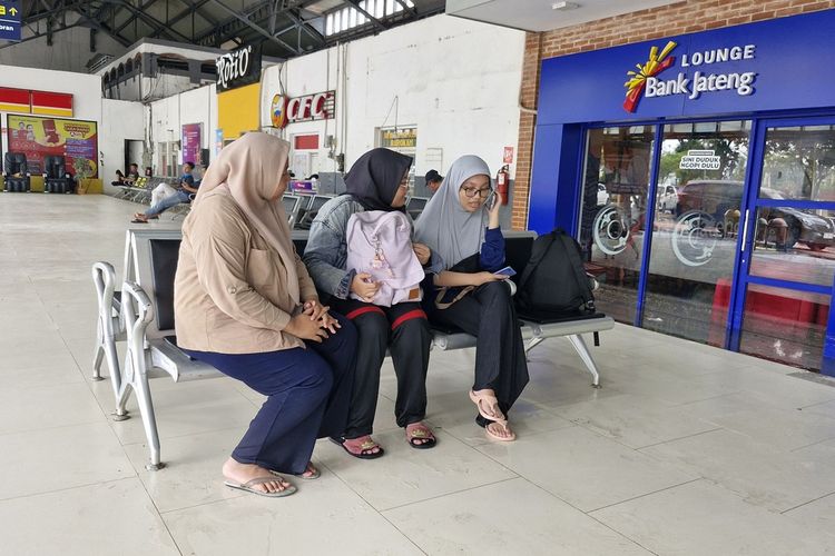 Tiga mahasiswi di Semarang menerjang banjir menuju Stasiun Tawang, Kamis (14/3/2024).