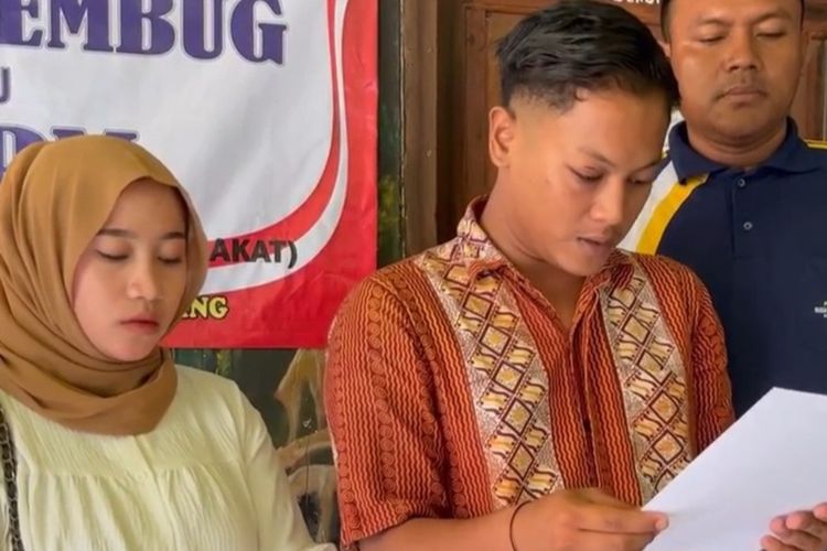 Adi Saputra (19), remaja asal Kecamatan Merakurak, Kabupaten Tuban, Jawa Timur, yang menjadi pelaku pemakaian foto cewek di akun aplikasi perpesanan untuk menipu saat menyampaikan permintaan maaf kepada pemilik foto yakni DTP (21), Mahasiswi PTS di Tuban.