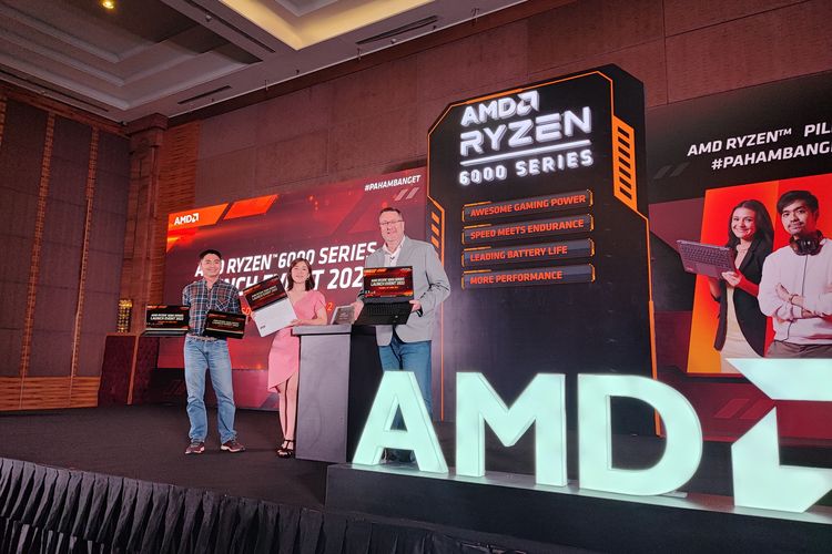 Managing Director, Sales AMD untuk kawasan Asia-Pasifik dan Jepang Peter Chambers (paling kanan) bersama dengan Kepala Perwakilan AMD Indonesia Armawati Cen (tengah) dalam acara peluncuran Ryzen 6000 series di Gorgol, Jakarta Barat, Selasa (14/6/2022). 